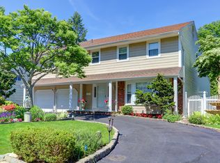 31 Nancy Dr, Westbury, NY 11590