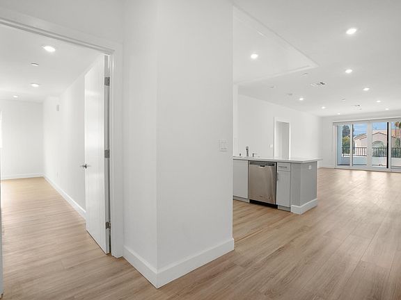 3rd image of 1832 S Barrington Ave #301
