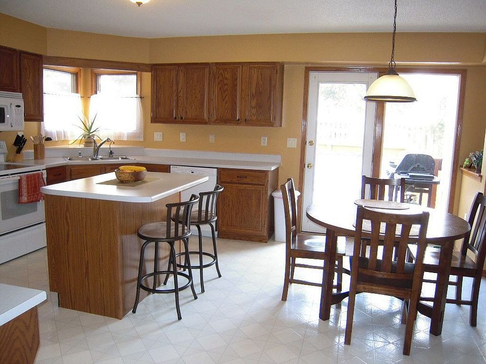 Bright Dining Nook With Walk Out To Rear Patio!