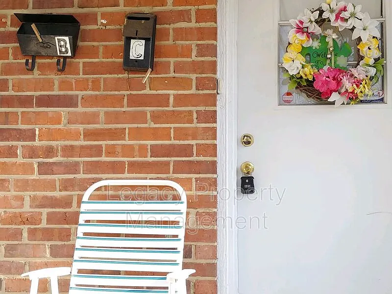 1 bed, 1.0 bath, 807 sqft, $950 — Photo 2