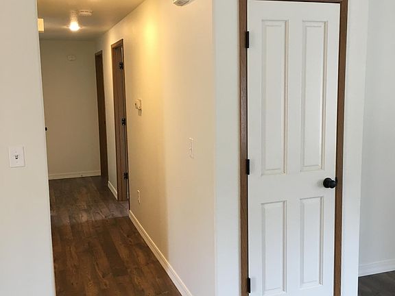 Hallway to bedrooms and closet