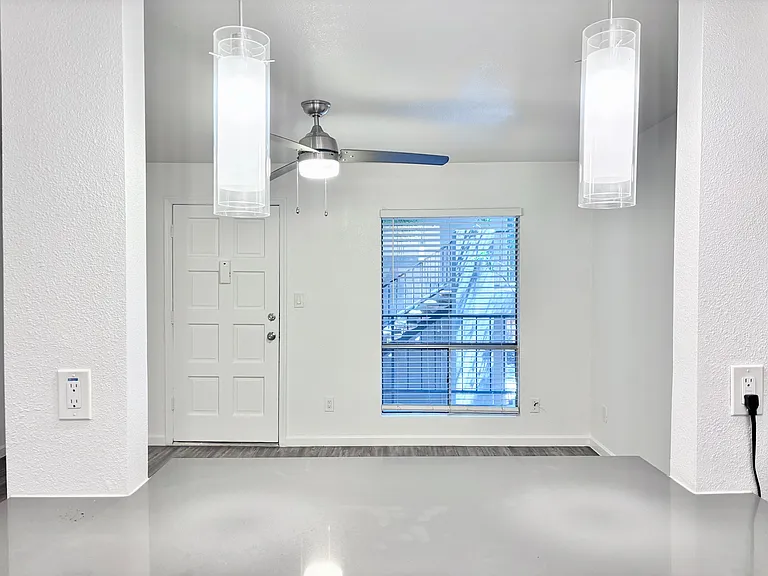 Coronado 137 — Photo 8