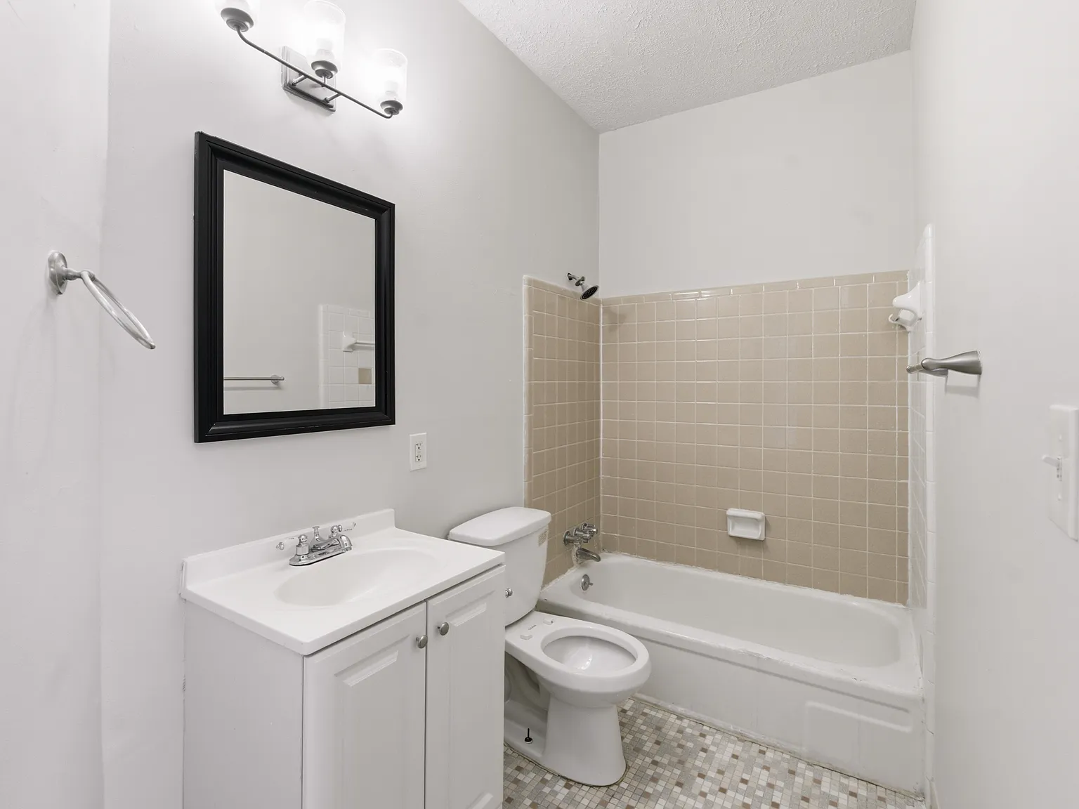 502 W Saint Catherine St — Photo 3
