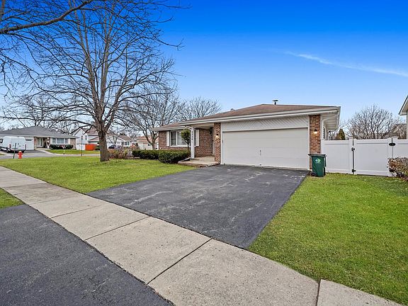 3rd image of 2220 Oakdale Cir