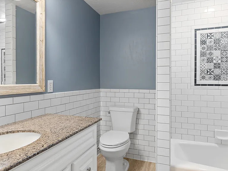 8 N 325 E — Photo 12