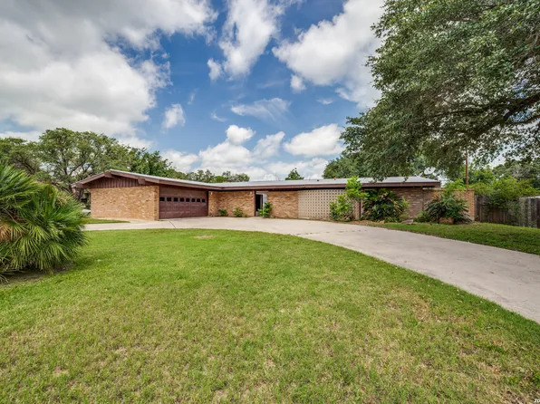 206 Jay Drive, Devine, TX 78016