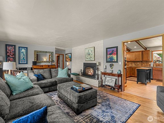 4th image of 1677 Eastmont Avenue