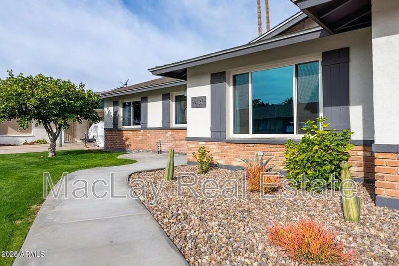 4 bed, 2.0 bath, 1669 sqft, $3,200 — Photo 2