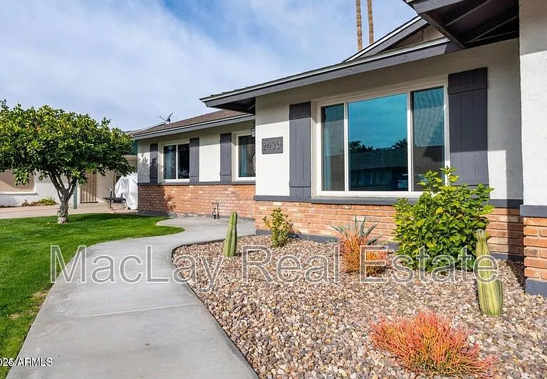 2430 E Hermosa Dr — Photo 2