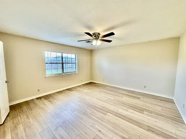 2311 W Willow St — Photo 8