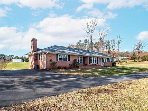 2nd image of 620 Woodlawn Trl