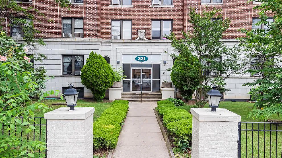 2 bed, 800 sqft, $2,100 — Photo 1