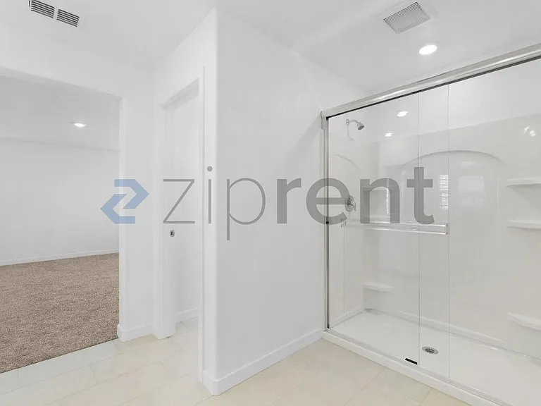 Bathroom 3 (Master)