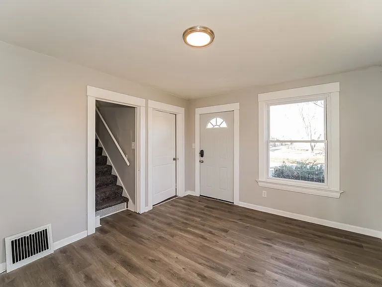 921584_019_living_room_13421615.jpg