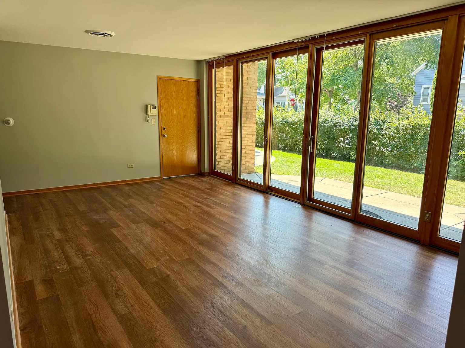2 bed, 1100 sqft, $2,100 — Photo 2