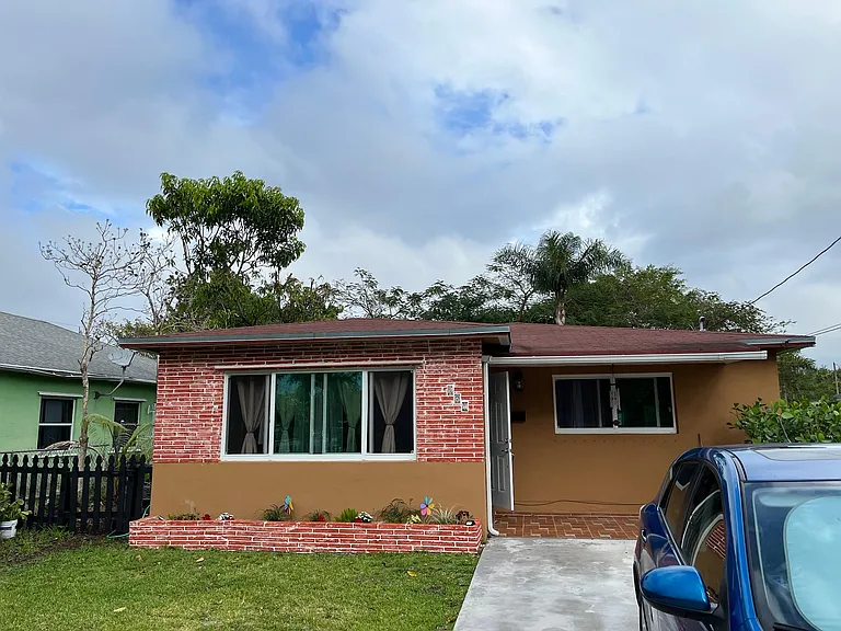 124 NW 6th Ave — Photo 1