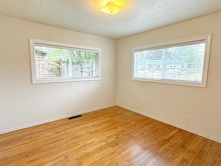 1480 SW Huntington Ave — Photo 9