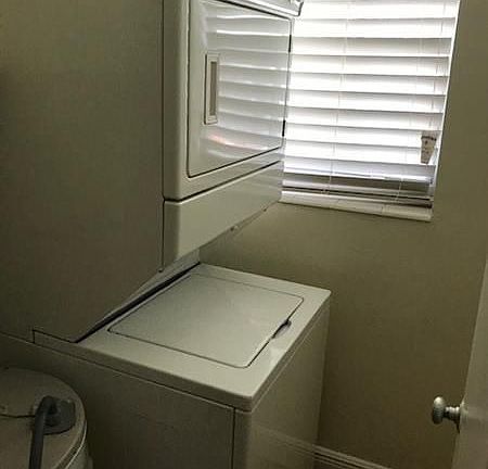 4th image of 823 NE 16th Pl