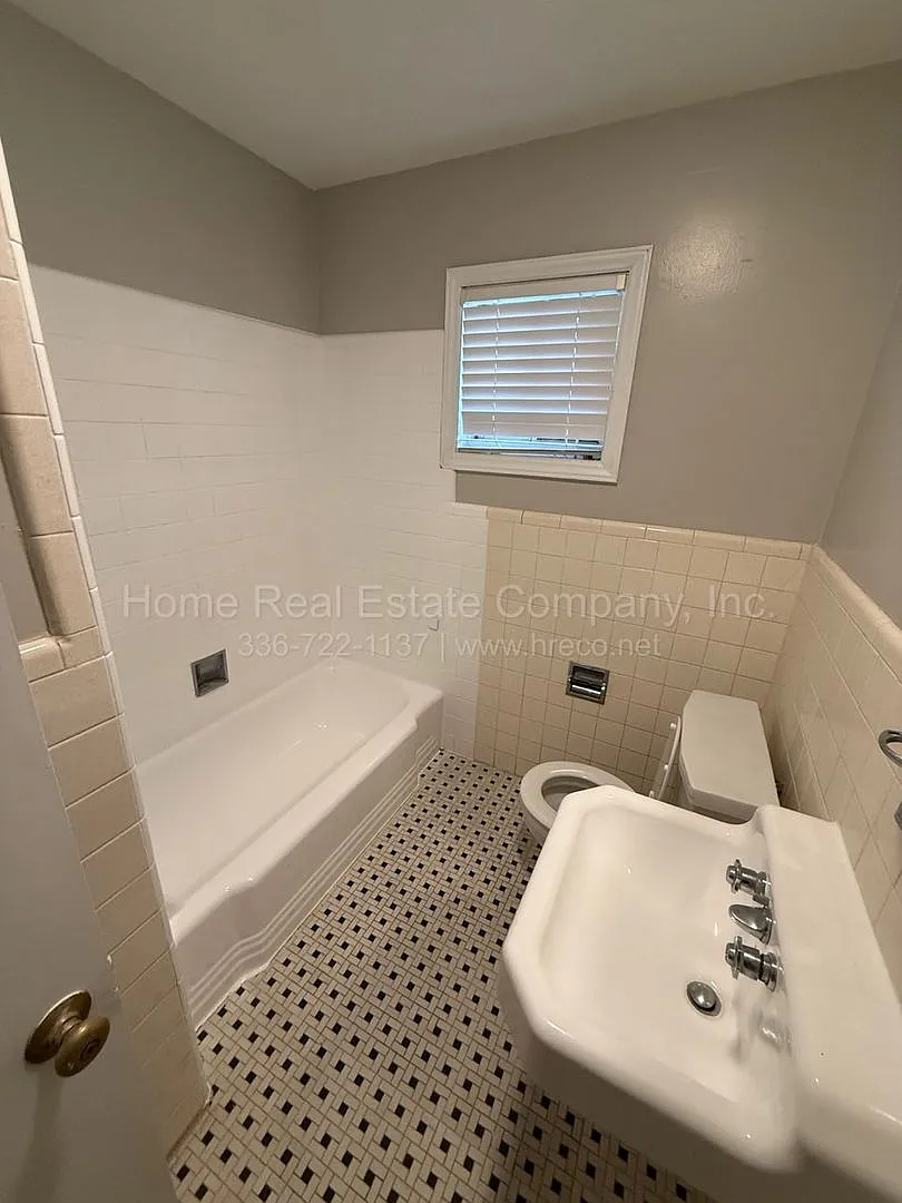 Oakwood Apartments | 2425 Queen Street Apt #9 — Photo 4