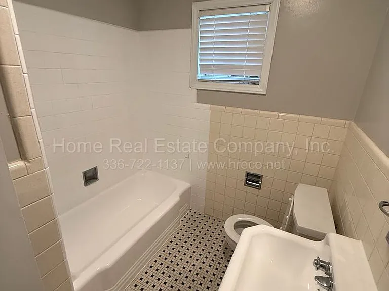 2425 Queen St #9 — Photo 4
