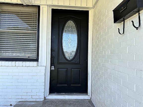 5th image of 1722 Hillcrest St