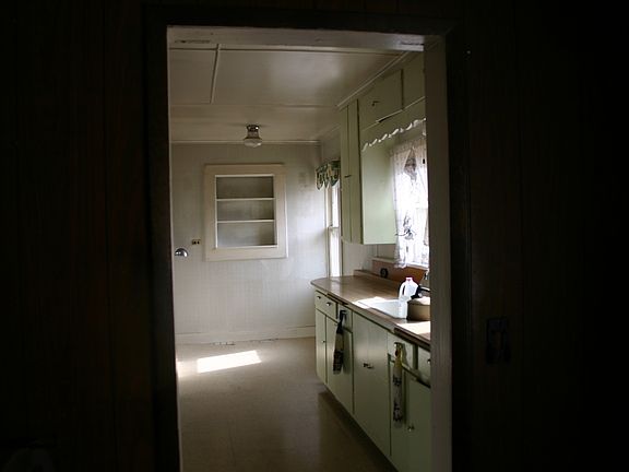 2nd image of 208 Fir St