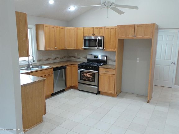 4th image of 119 Maine St