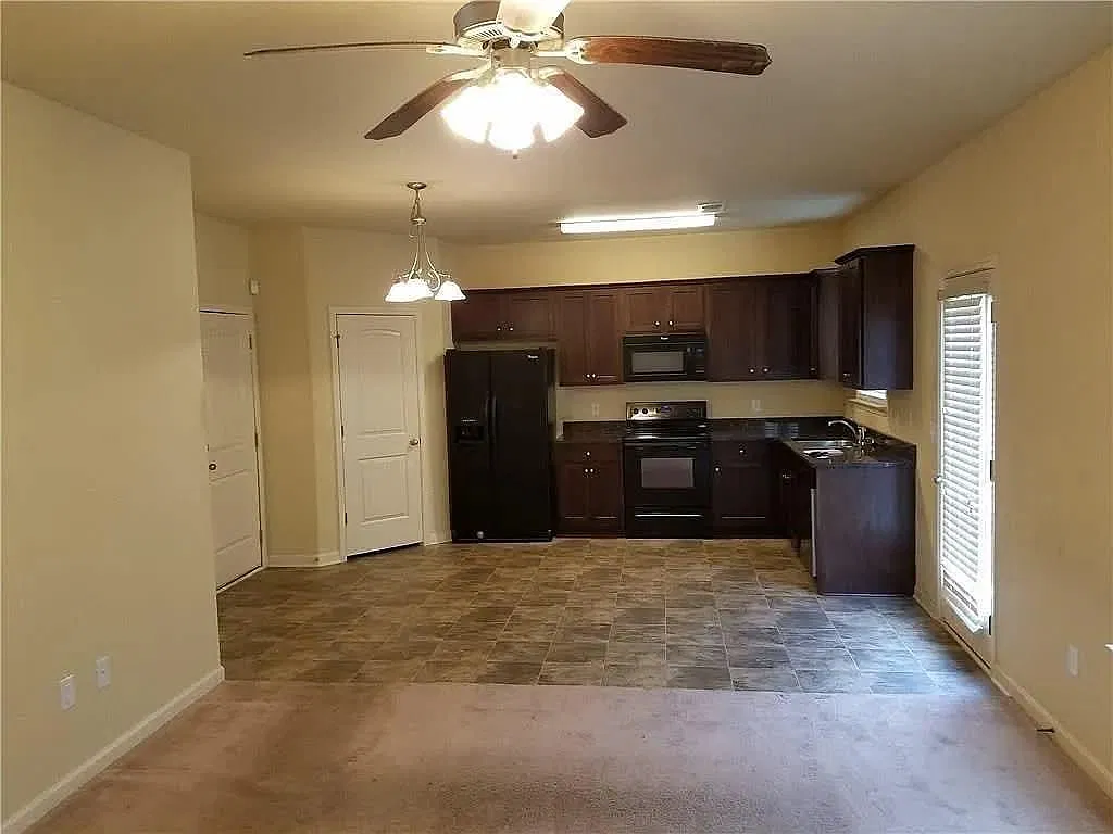 4 bed, 2.5 bath, 1949 sqft, $1,999 — Photo 3