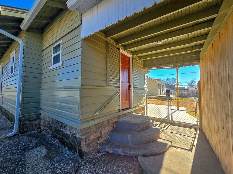 1224 N Market Ave — Photo 30