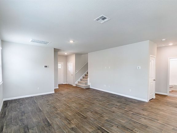4th image of 703 Bluffview Dr