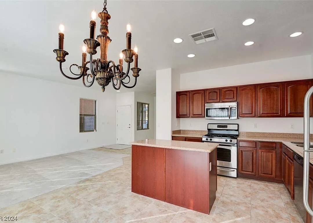 4 bed, 2.5 bath, 1763 sqft, $2,495 — Photo 3