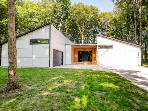 592 Hawksnest Dr, South Haven, MI 49090