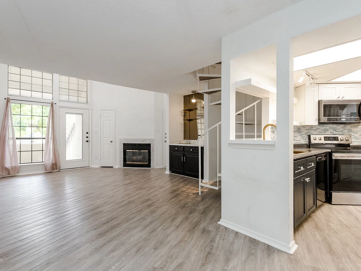 2 bed, 870 sqft, $1,550 — Photo 1
