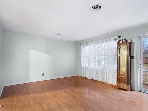 5th image of 329 Piney Ave