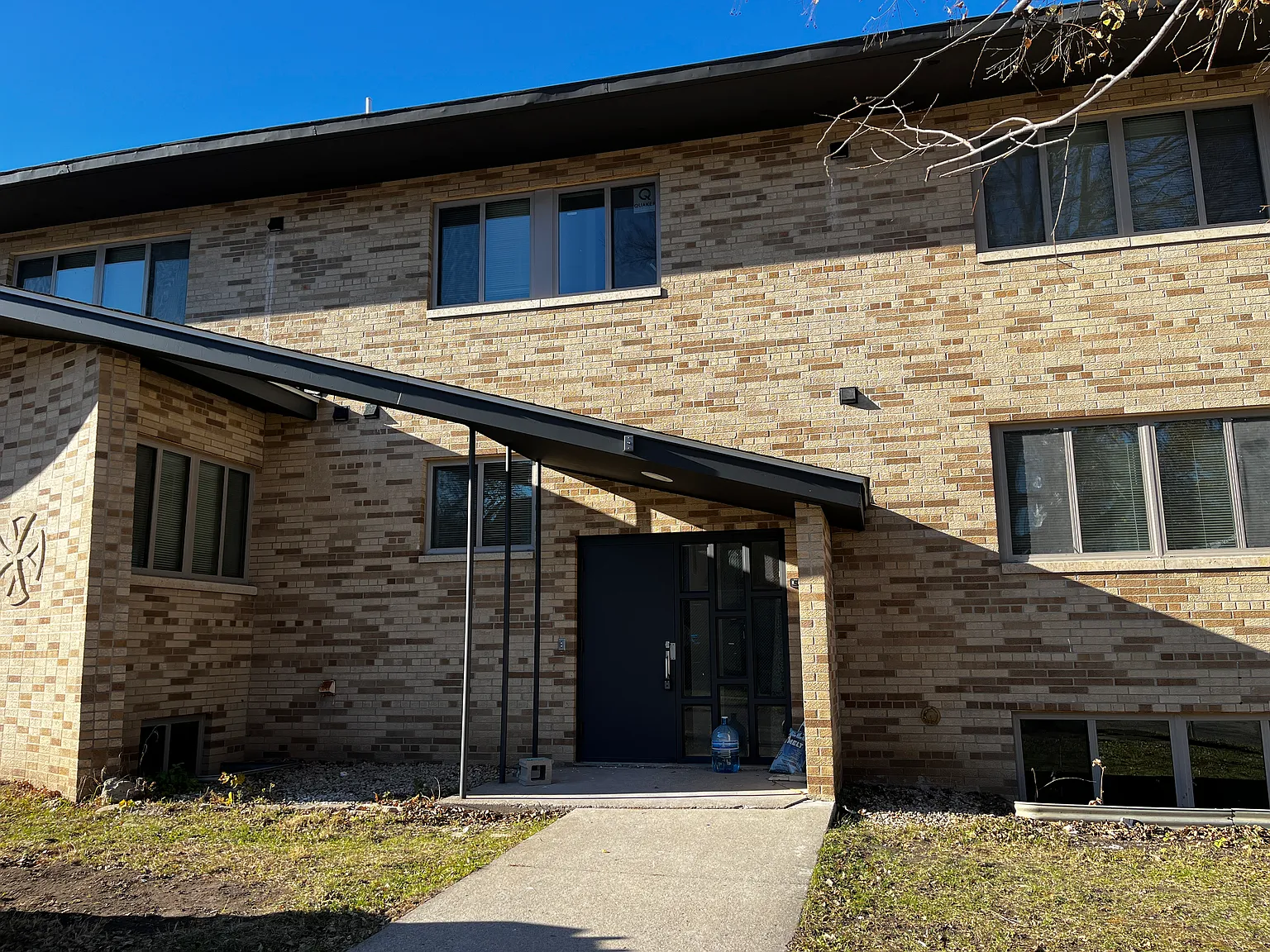 3 bed, 10 sqft, $2,100 — Photo 2