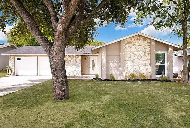 7347 Montgomery Dr — Photo 1