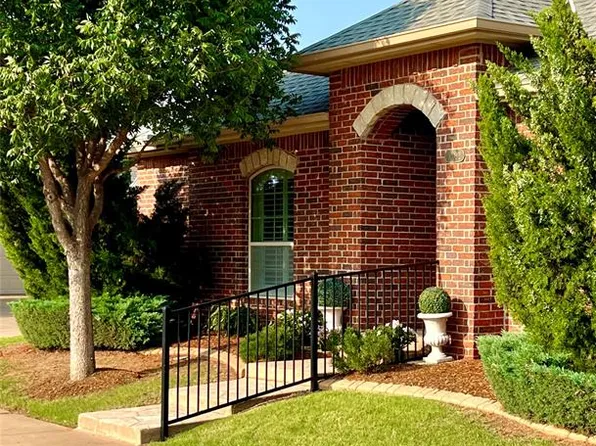 10332 Hawthorn Dr, The Village, OK 73120