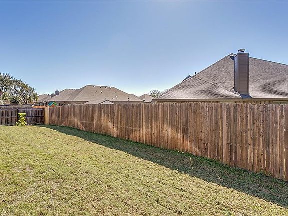 4th image of 728 W Sheila Cir