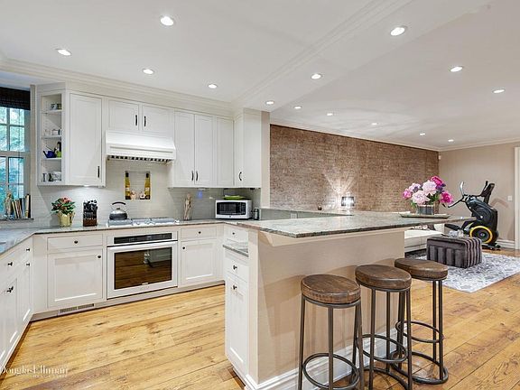 3rd image of 54 W 82nd St APT 2
