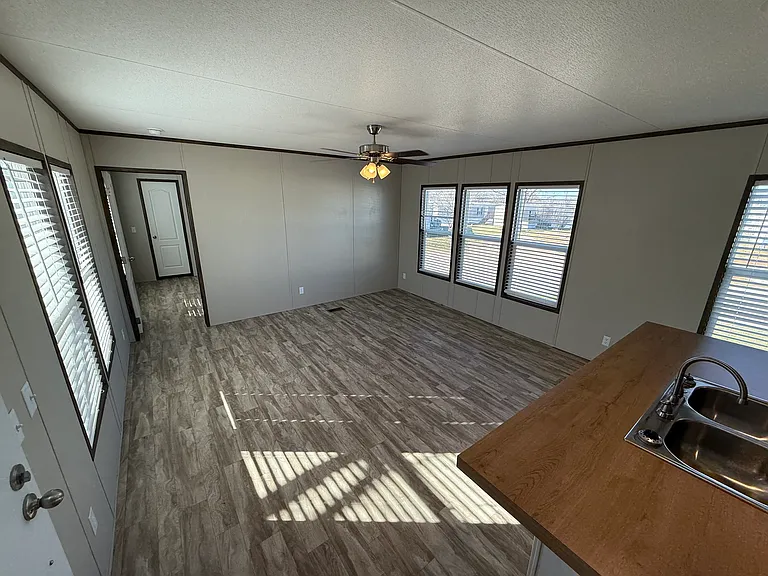 137 Eldridge Ln — Photo 3