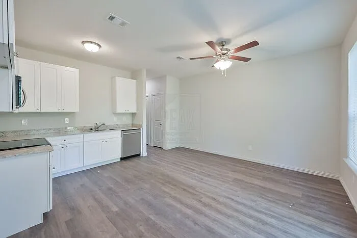 1616 Ash Crescent St — Photo 22