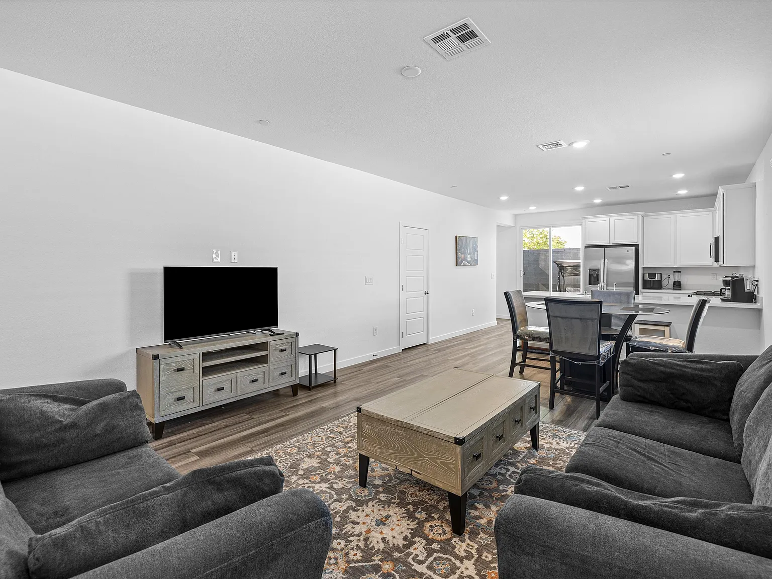 3 bed, 1764 sqft, $2,650 — Photo 3