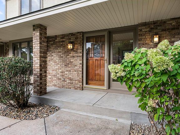 4th image of 5878 Royal Oaks Dr