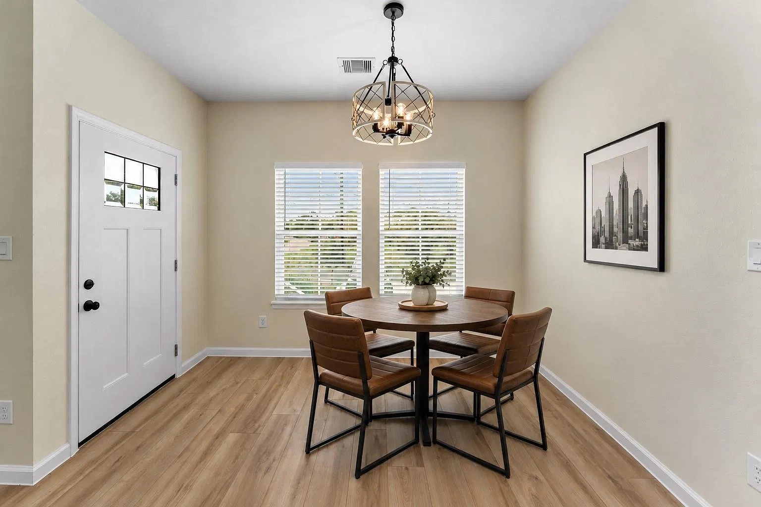 3 bed, 2.0 bath, 2200 sqft, $1,650 — Photo 4