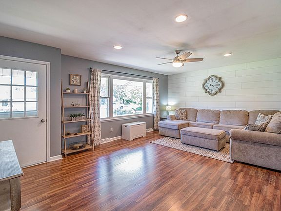 3rd image of 1586 Woodlea Dr