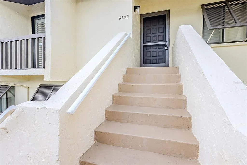 2 bed, 2.0 bath, 1108 sqft, $1,700 — Photo 2