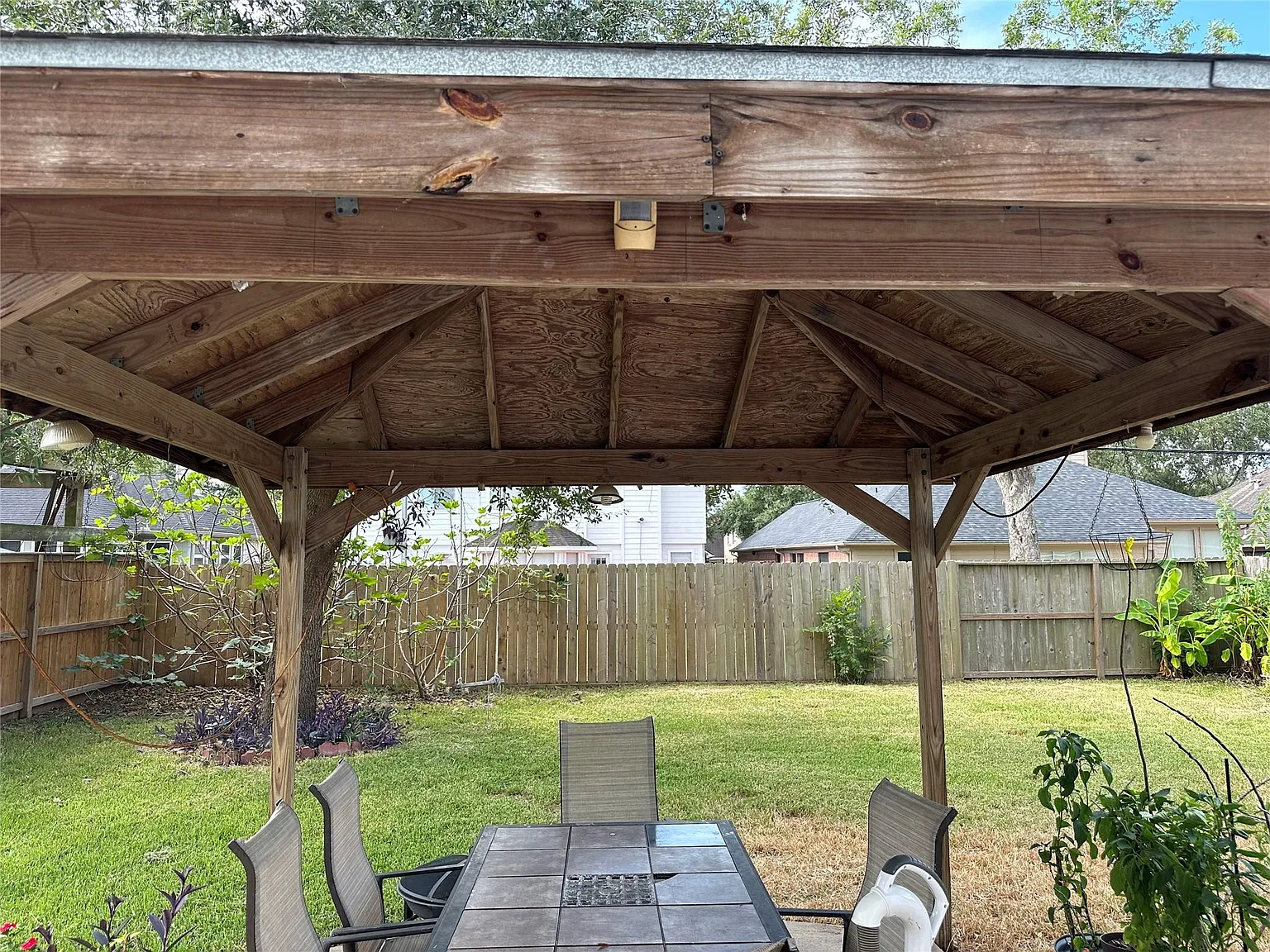 4 bed, 2.5 bath, 2409 sqft, $2,000 — Photo 2