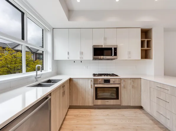 7039 Macpherson Ave #22, Burnaby, BC V5J 4N4