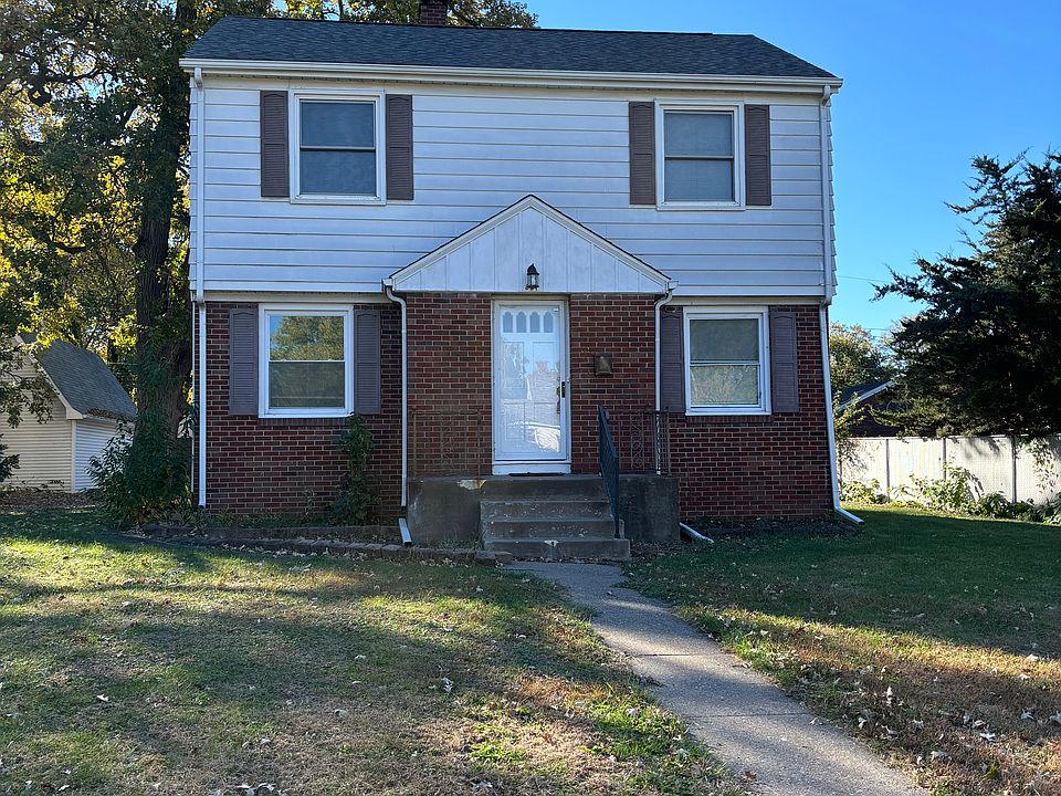 1st image of 821 Holmes St