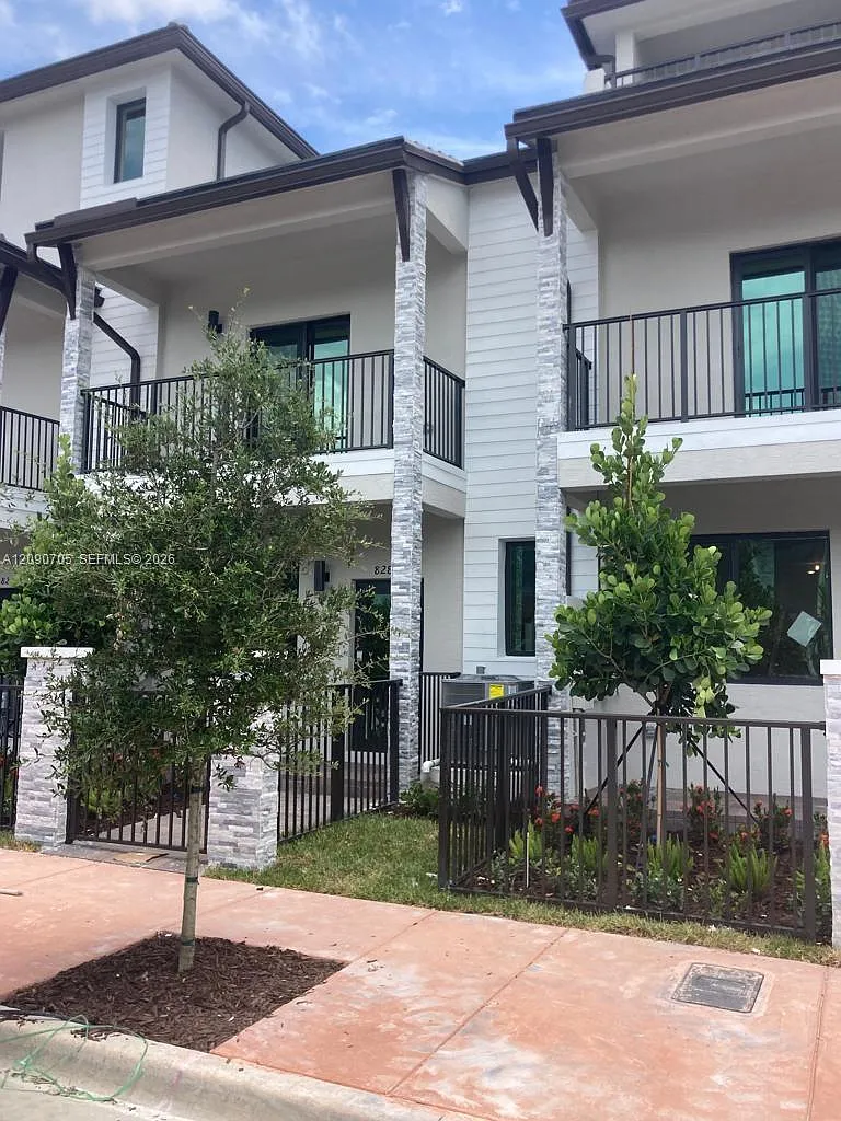 3 bed, 2.5 bath, $4,100 — Photo 1